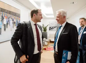 Le commissaire européen à l'Agriculture Christophe Hansen rencontre le ministre allemand de l'Agriculture, Alois Rainer, en marge du Conseil Agriculture à Bruxelles 