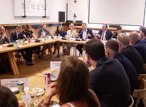 Le commissaire européen à l'Agriculture, Christophe Hansen, en déplacement en République tchèque