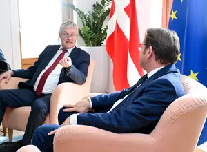 Le commissaire européen au Bien-être animal, Oliver Varhelyi avec le ministre de l'Agriculture danois Jacob Jensen