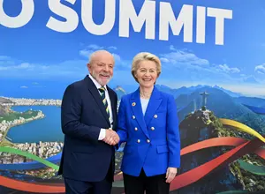 le président brésilien Lula et la présidente de la Commission européenne se serrent la main