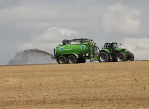 Un tracteur épand du lisier dans un champ