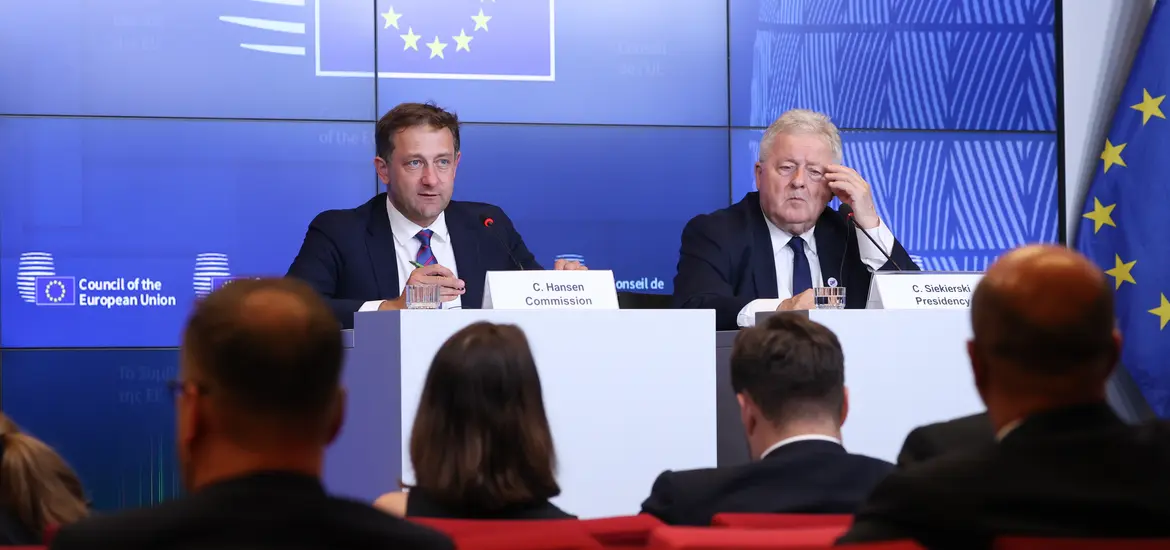 Le commissaire européen Christophe Hansen en conférence de presse avec le ministre polonais Siekierski