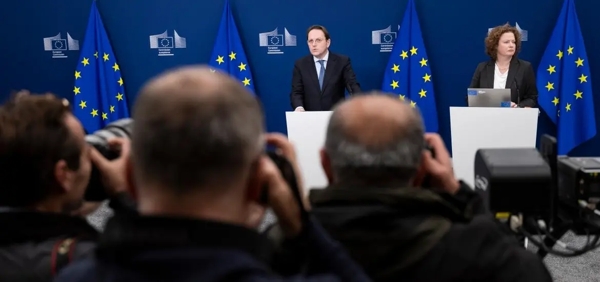 Le commissaire européen à la Santé, Oliver Varhelyi, en conférence de presse